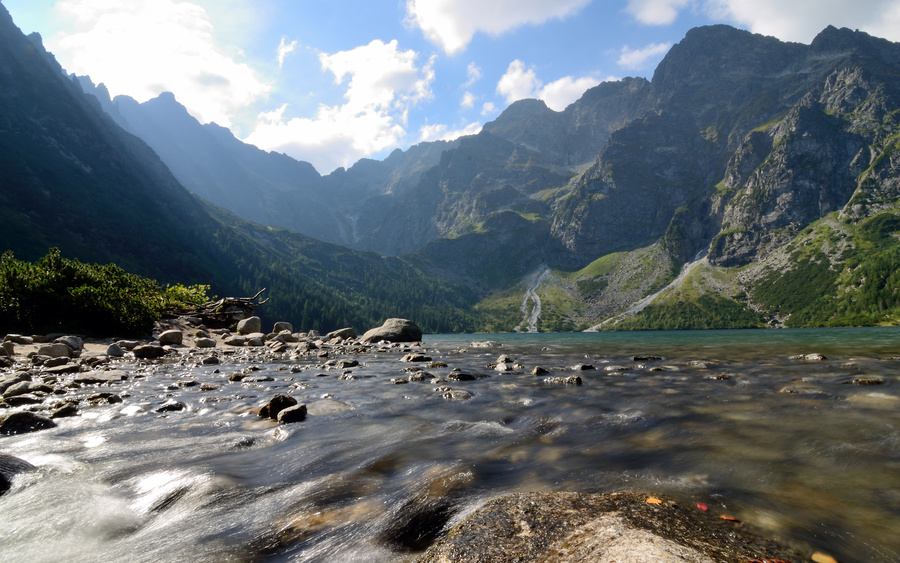 海眼，水从波兰塔特拉山的Morskie Oko(海的眼睛)流出。这是该区最大的湖泊。作者 Prop.jpg