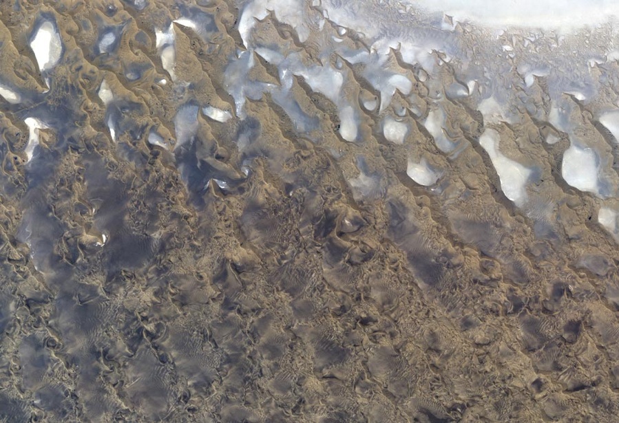 Dasht-e Lut沙漠位于伊朗东南部，是伊朗最大的盐碱沙漠，面积约320480平方公里。它由.jpg